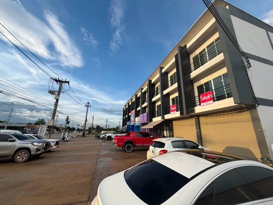Three-storey commercial building for rent at Doi Saken bypass intersection