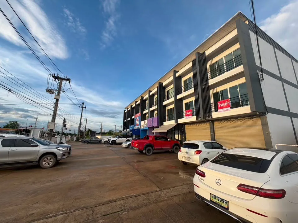 Three-storey commercial building for rent at Doi Saken bypass intersection