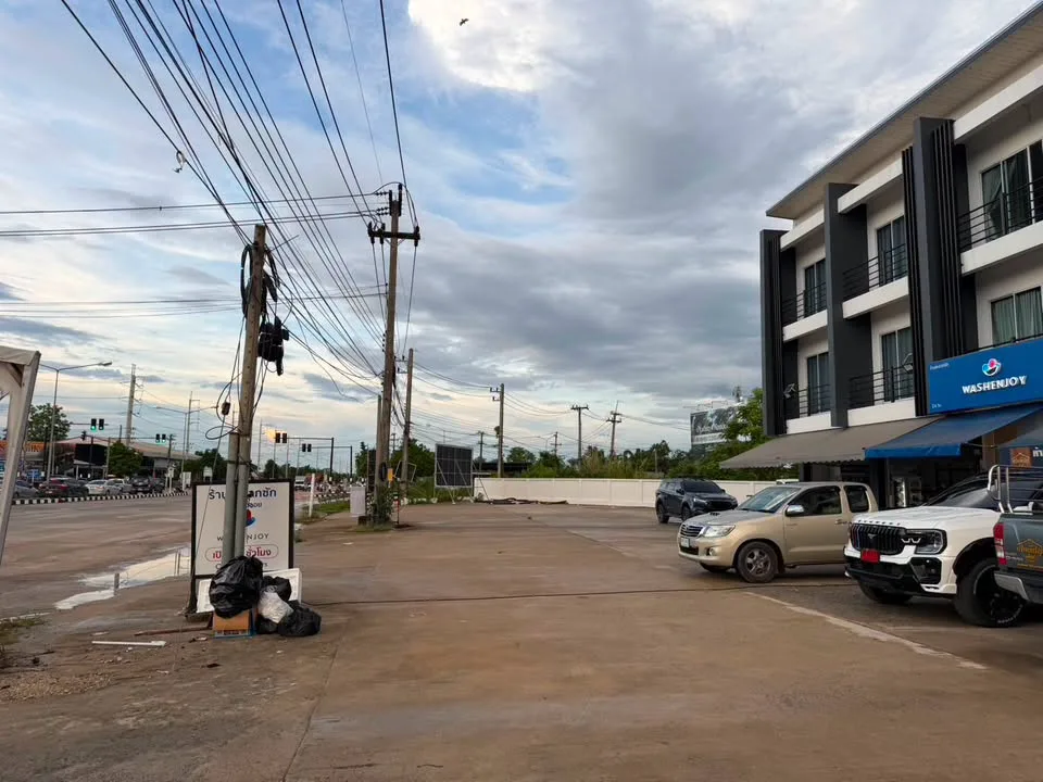 Three-storey commercial building for rent at Doi Saken bypass intersection