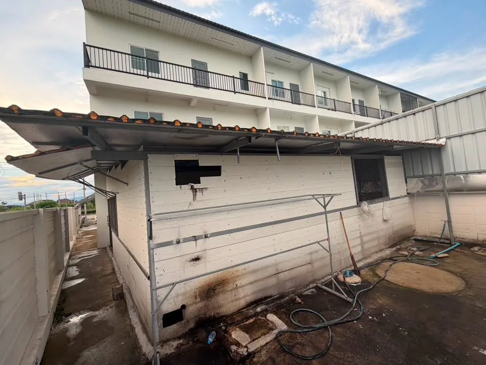 Three-storey commercial building for rent at Doi Saken bypass intersection