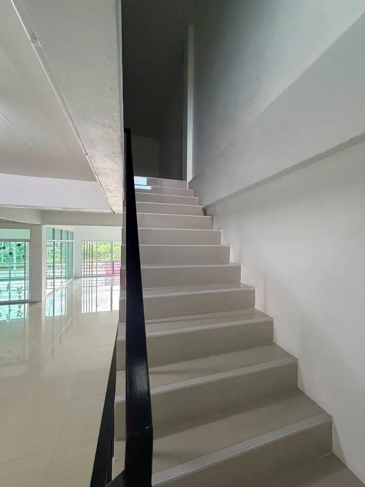 Three-storey commercial building for rent at Doi Saken bypass intersection