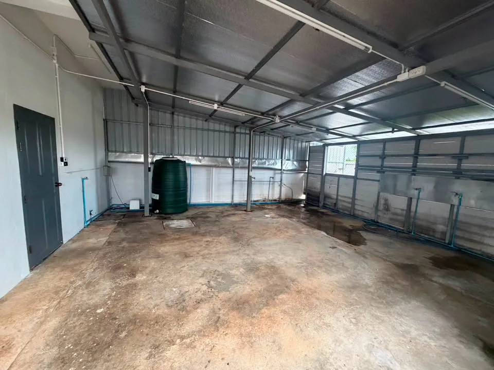 Three-storey commercial building for rent at Doi Saken bypass intersection