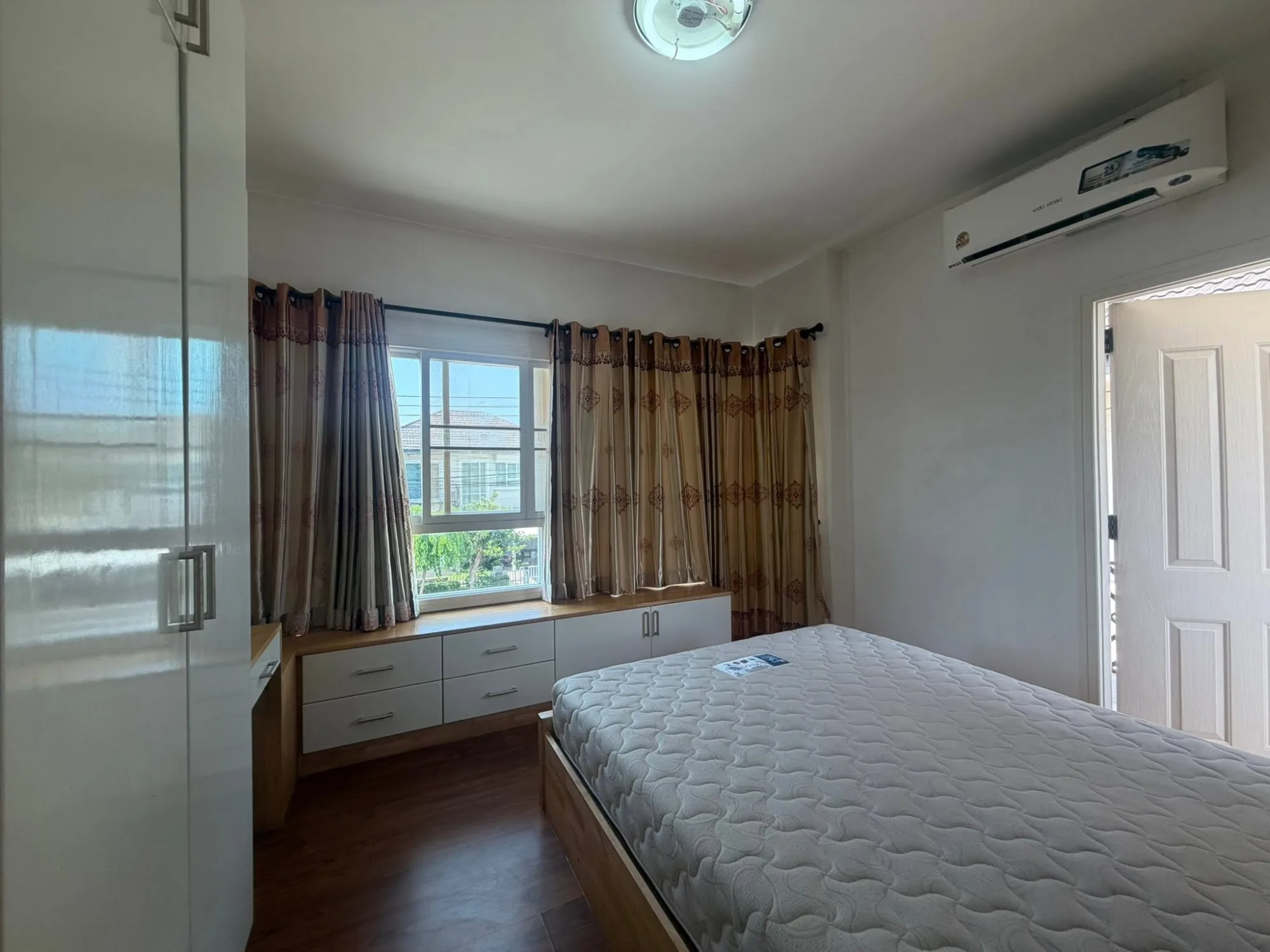 บ้านบิ้วอินทั้งหลัง หมู่บ้านสุวรรณรายา เช่า 15,000 ขาย 4.5 ล้าน