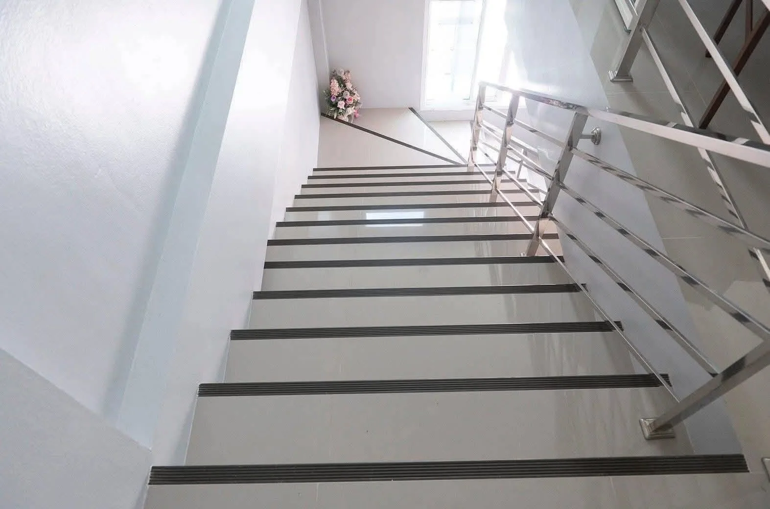 อาคารพาณิชย์ 3 ชั้น ใกล้สนามกีฬา เช่า 16,000 ขาย 3.6 ล้าน