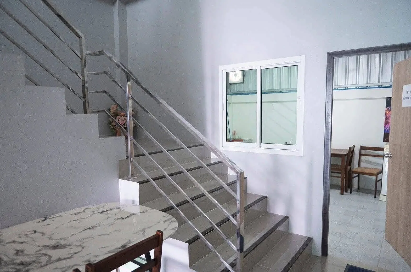 อาคารพาณิชย์ 3 ชั้น ใกล้สนามกีฬา เช่า 16,000 ขาย 3.6 ล้าน