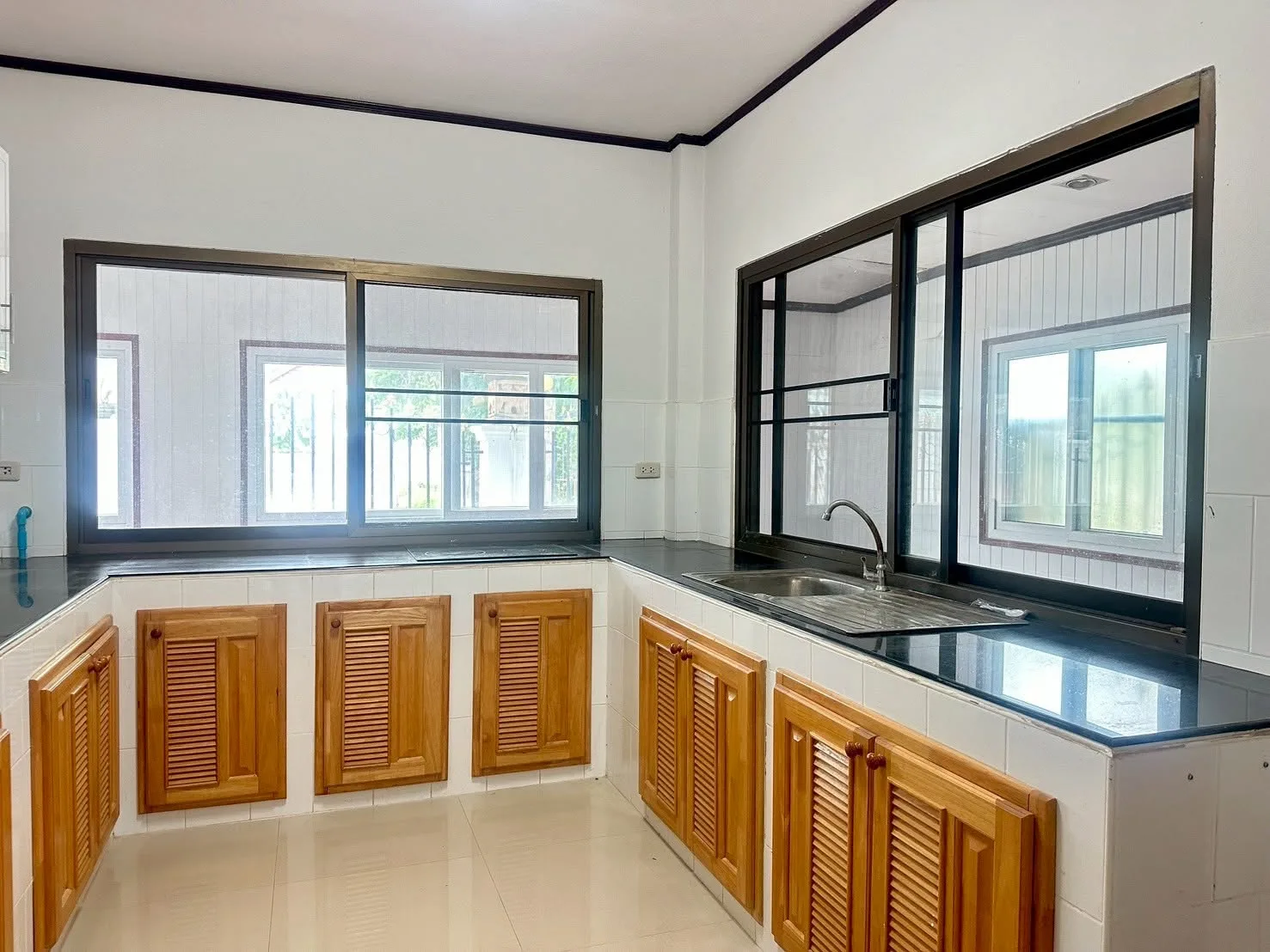 ขาย/ให้เช่าบ้านพร้อมอยู่ท่าสาย เชียงราย มีสระว่ายน้ำ ราคา 2 ล้านบาท