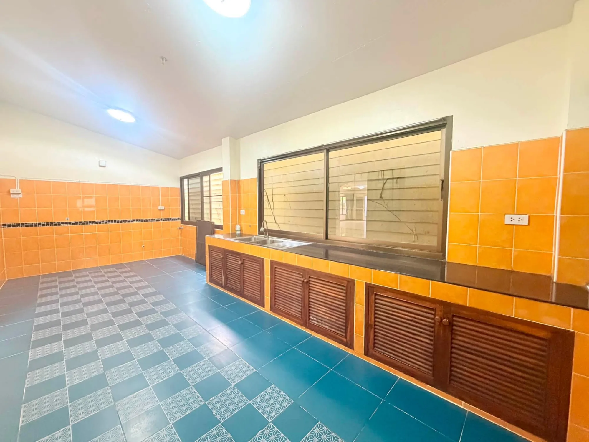 Large house for rent in central Chiang Rai opposite Sperm Club