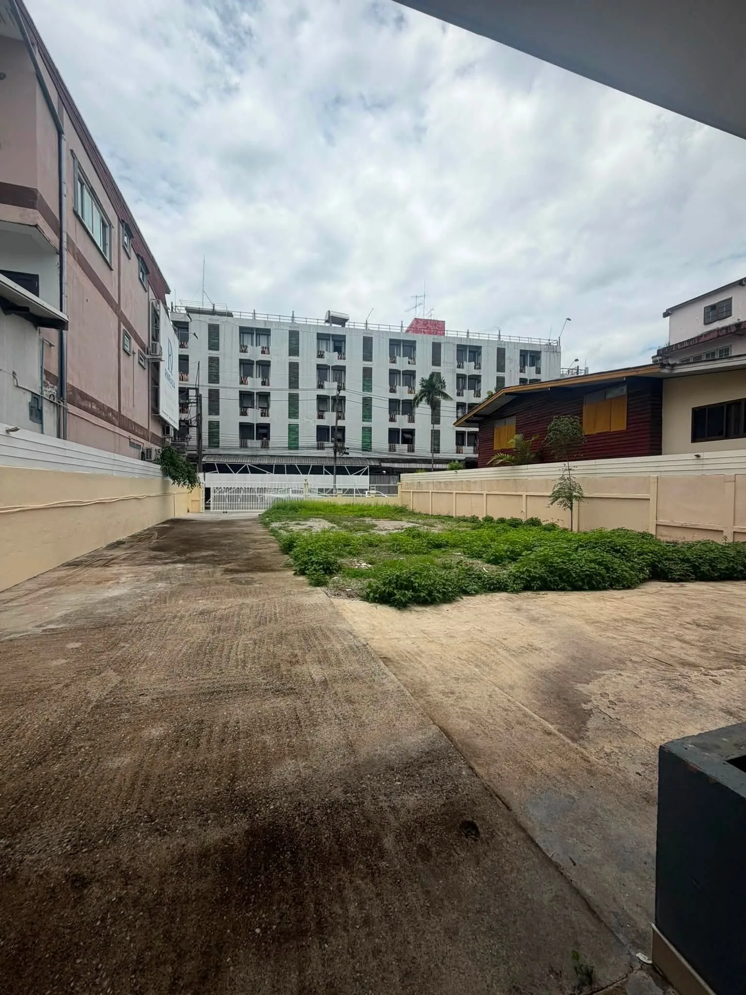 Large house for rent in central Chiang Rai opposite Sperm Club